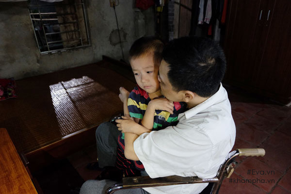 Thầy giáo viết chữ bằng miệng: amp;#34;Giờ đây con trai là đôi chân, đôi tay của tôiamp;#34; - 4