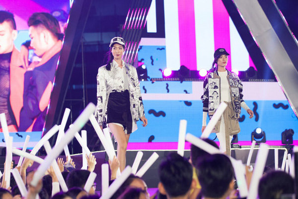 Những BST làm nức lòng tín đồ Sài thành trong đại tiệc thời trang - âm nhạc ngoài trời - 1