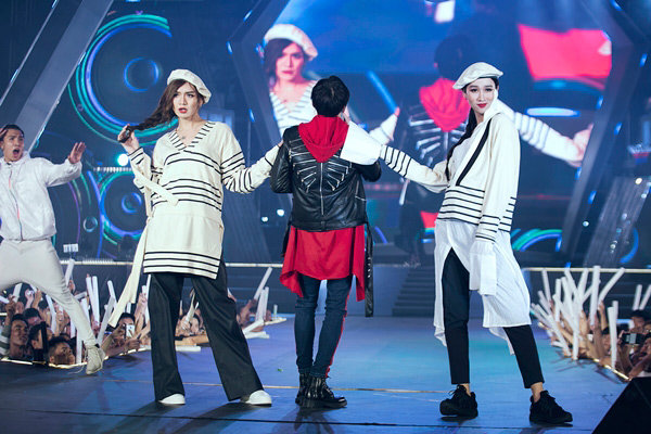 Những BST làm nức lòng tín đồ Sài thành trong đại tiệc thời trang - âm nhạc ngoài trời - 3