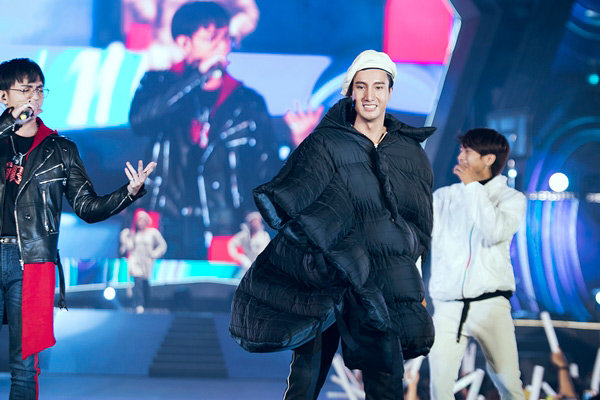 Những BST làm nức lòng tín đồ Sài thành trong đại tiệc thời trang - âm nhạc ngoài trời - 4