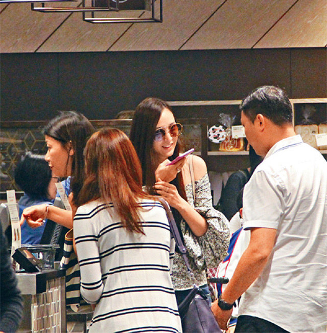 Siêu mẫu xứ Đài khoe nhẫn kim cương 10,4 carat mẹ chồng tương lai tặng vì đẻ con khéo - 2