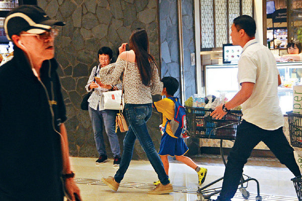 Siêu mẫu xứ Đài khoe nhẫn kim cương 10,4 carat mẹ chồng tương lai tặng vì đẻ con khéo - 1