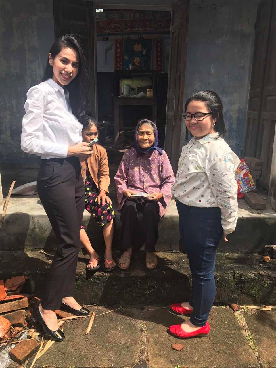 Sau khi ủng hộ 100 triệu, Thủy Tiên - Công Vinh trao quà tận tay cho người dân miền Trung - 2