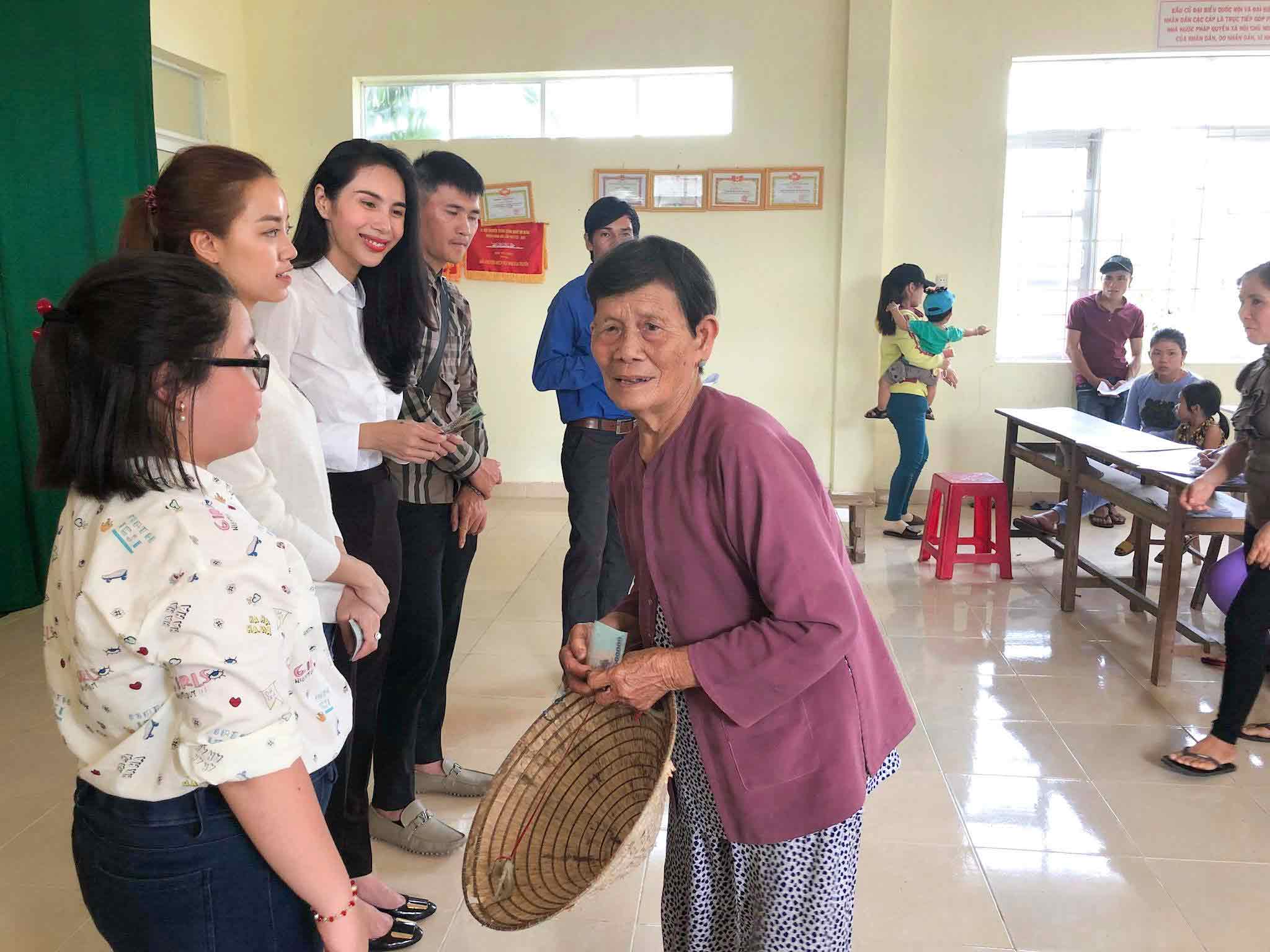 Sau khi ủng hộ 100 triệu, Thủy Tiên - Công Vinh trao quà tận tay cho người dân miền Trung - 5