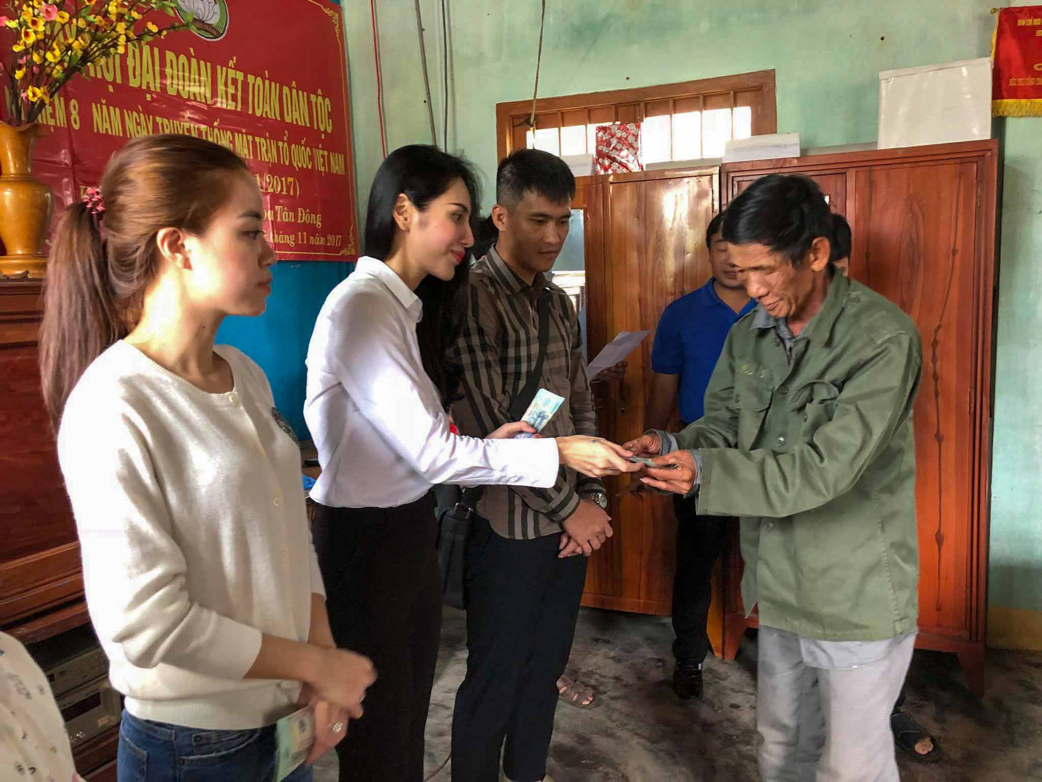 Sau khi ủng hộ 100 triệu, Thủy Tiên - Công Vinh trao quà tận tay cho người dân miền Trung - 6