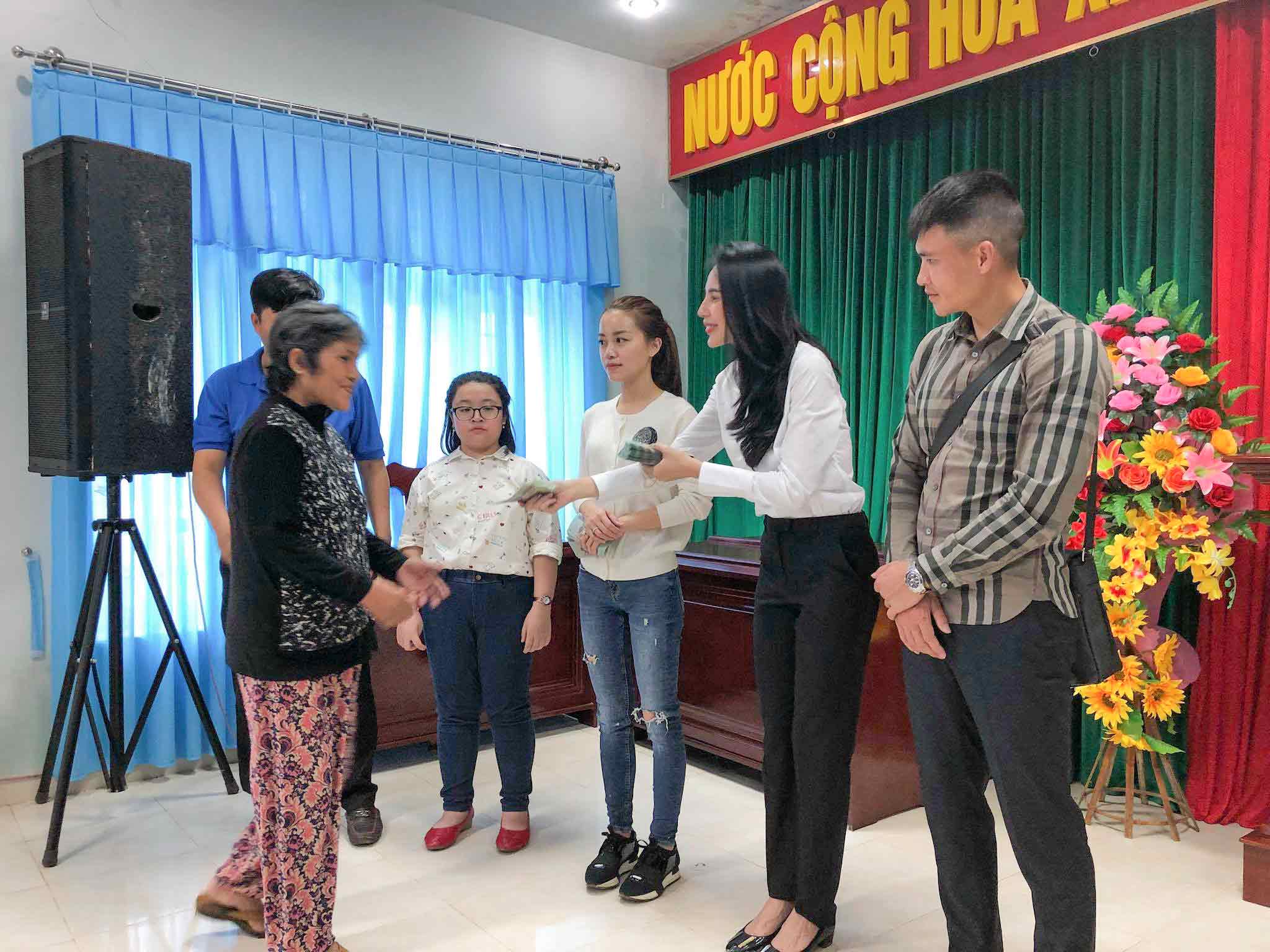 Sau khi ủng hộ 100 triệu, Thủy Tiên - Công Vinh trao quà tận tay cho người dân miền Trung - 7