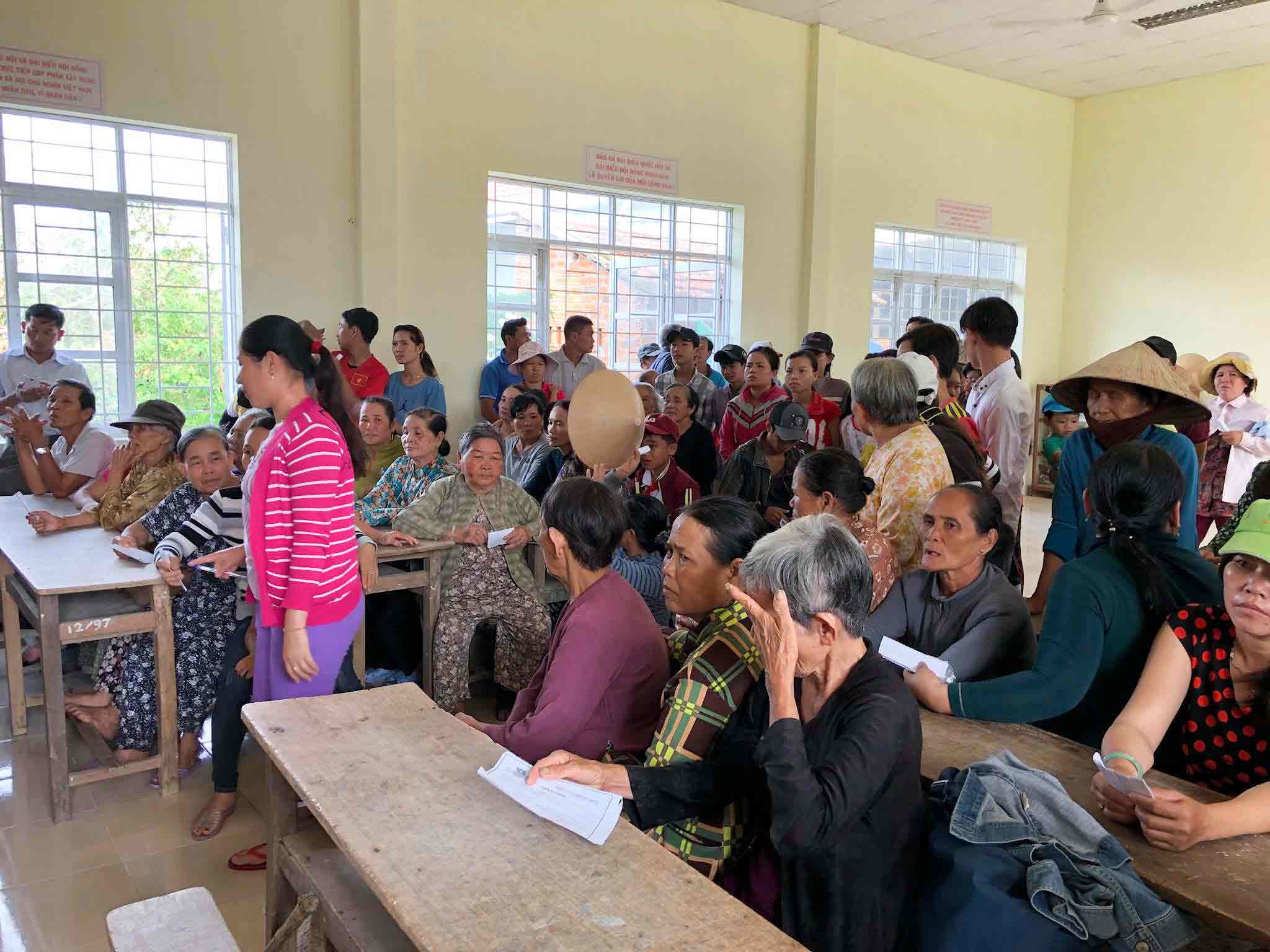 Sau khi ủng hộ 100 triệu, Thủy Tiên - Công Vinh trao quà tận tay cho người dân miền Trung - 3