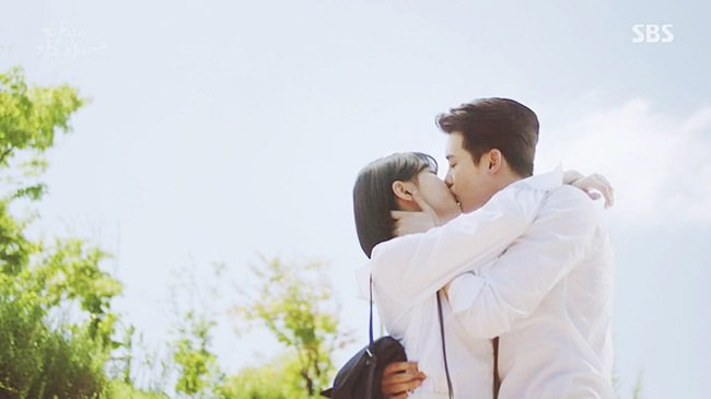 Vừa chia tay Lee Min Ho, Suzy đã kịp mặc váy cưới và hôn Lee Jong Suk đắm đuối - 2