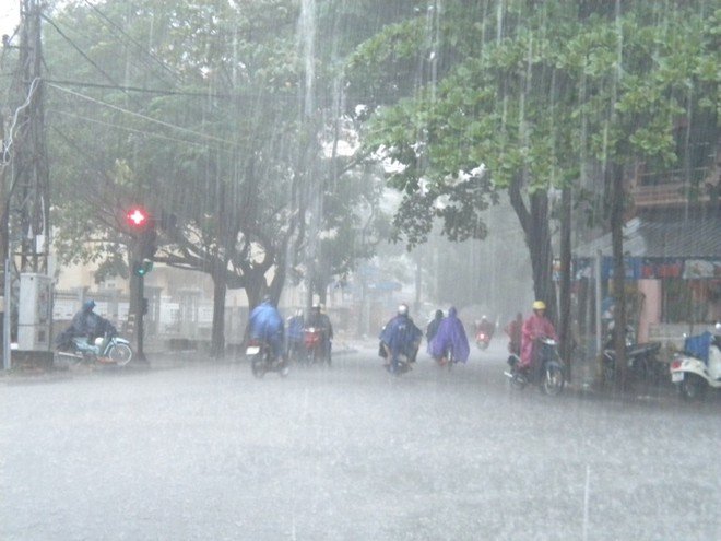 Bão số 14 giật cấp 11 cách bờ biển Nam Trung Bộ 450km, đêm nay nhiều nơi có mưa to - 2