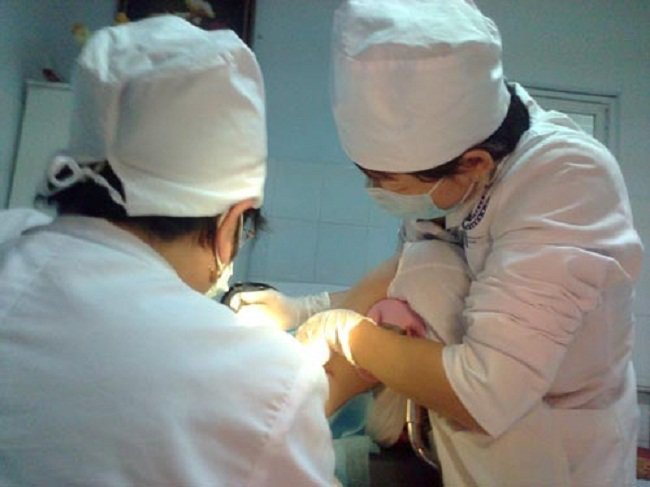 Tin tức 24h: Buốt lòng cảnh vợ ung thư vú giai đoạn cuối “đóng bỉm” ở ngực để chăm chồng - 3