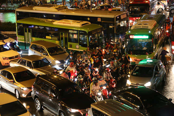 Mưa trút nước, phố Sài Gòn thành sông, cây bật gốc, đường kẹt xe khủng khiếp - 6