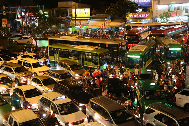 Mưa trút nước, phố Sài Gòn thành sông, cây bật gốc, đường kẹt xe khủng khiếp - 8
