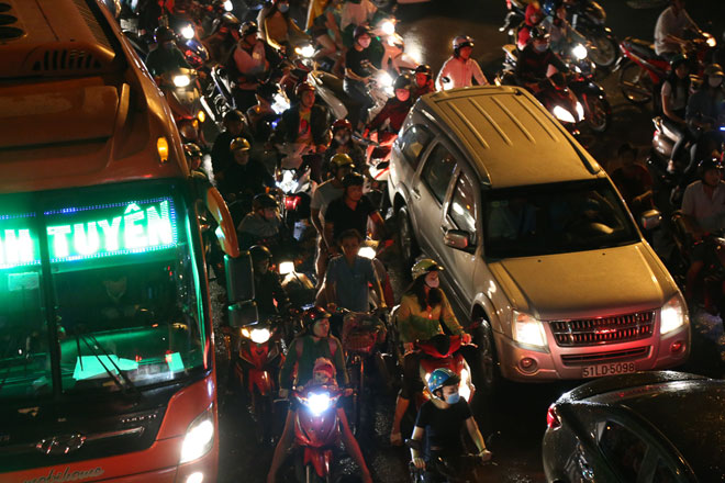 Mưa trút nước, phố Sài Gòn thành sông, cây bật gốc, đường kẹt xe khủng khiếp - 9