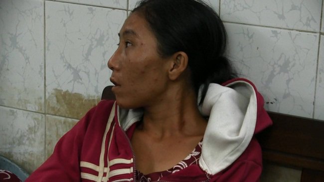 Tin tức 24h: Buốt lòng cảnh vợ ung thư vú giai đoạn cuối “đóng bỉm” ở ngực để chăm chồng - 2