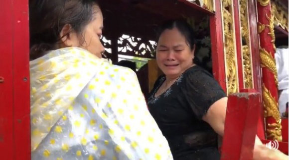 Giây phút tiễn đưa đầy nước mắt trong đám tang diễn viên Nguyễn Hoàng - 6