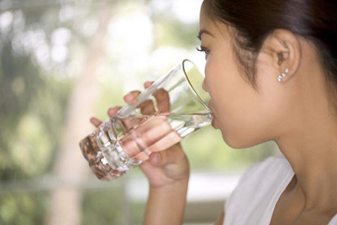 4 dấu hiệu chính cho thấy bạn ăn quá nhiều muối - 1