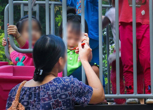 Bưng bát cho con ăn rong: Mẹ đang muốn con béo tốt hay khiến trẻ chậm phát triển? - 1