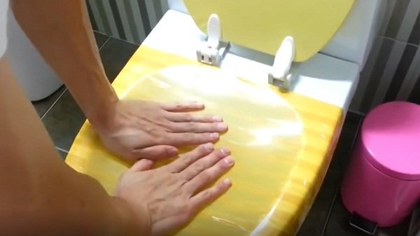 Bất ngờ với mẹo thông tắc bồn cầu cực nhanh chỉ dùng... băng dính - 3