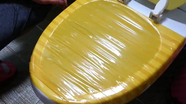 Bất ngờ với mẹo thông tắc bồn cầu cực nhanh chỉ dùng... băng dính - 2