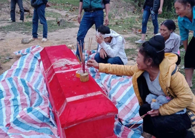 Con trai đau đớn khi tìm thấy thi thể mẹ đang mang bầu bị lũ cuốn cách đây 1 tháng - 1