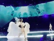 Thời trang - Ming Xi té "sấp mặt" trên sàn diễn, đây chính là cú ngã đầu tiên trong lịch sử VS Show!