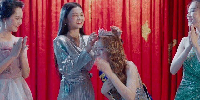 Người hâm mộ phát cuồng vì Chi Pu bỗng nhiên mặc đồ lộng lẫy, đăng quang Hoa hậu! - 1