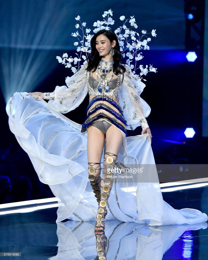 Ming xi té sấp mặt trên sàn diễn đây chính là cú ngã đầu tiên trong lịch sử vs show