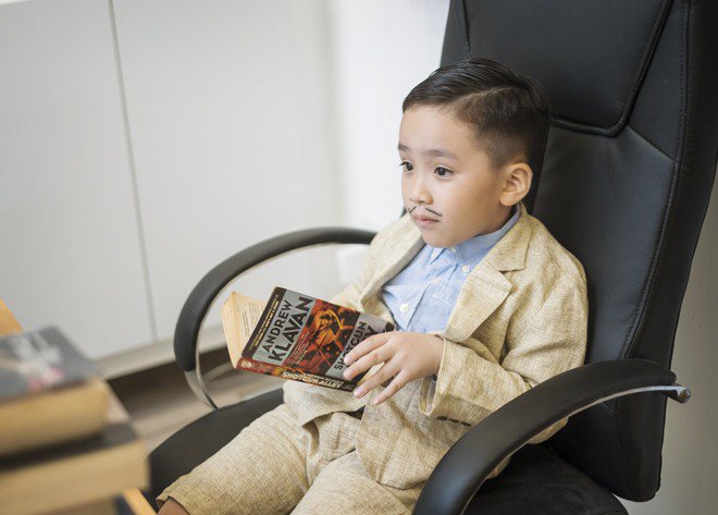 Quý tử điển trai nhà Thu Trang - Tiến Luật cực đáng yêu làm amp;#39;thầy giáo nhíamp;#39; bên bố mẹ - 3
