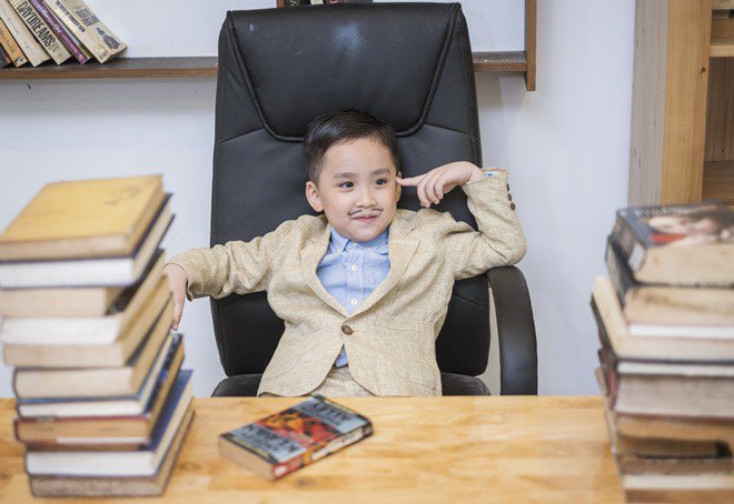 Quý tử điển trai nhà Thu Trang - Tiến Luật cực đáng yêu làm amp;#39;thầy giáo nhíamp;#39; bên bố mẹ - 1