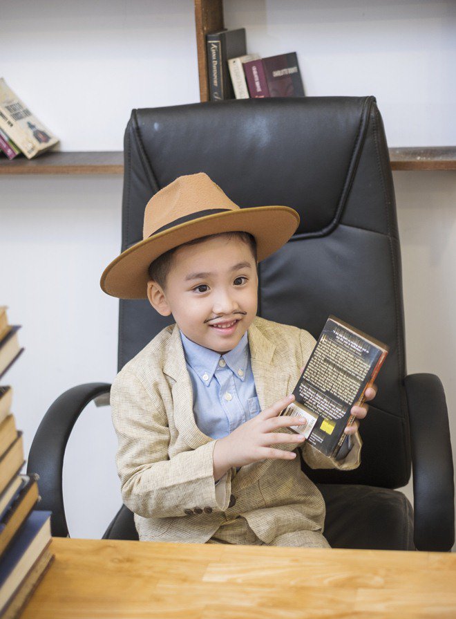 Quý tử điển trai nhà Thu Trang - Tiến Luật cực đáng yêu làm amp;#39;thầy giáo nhíamp;#39; bên bố mẹ - 2