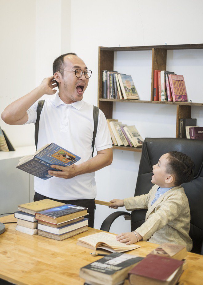 Quý tử điển trai nhà Thu Trang - Tiến Luật cực đáng yêu làm amp;#39;thầy giáo nhíamp;#39; bên bố mẹ - 4