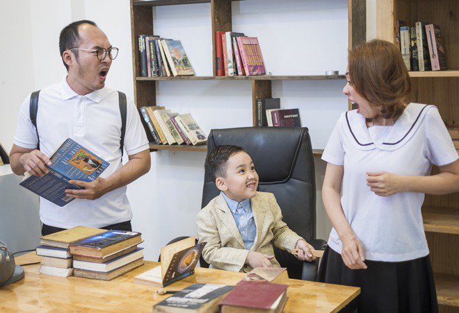 Quý tử điển trai nhà Thu Trang - Tiến Luật cực đáng yêu làm amp;#39;thầy giáo nhíamp;#39; bên bố mẹ - 8