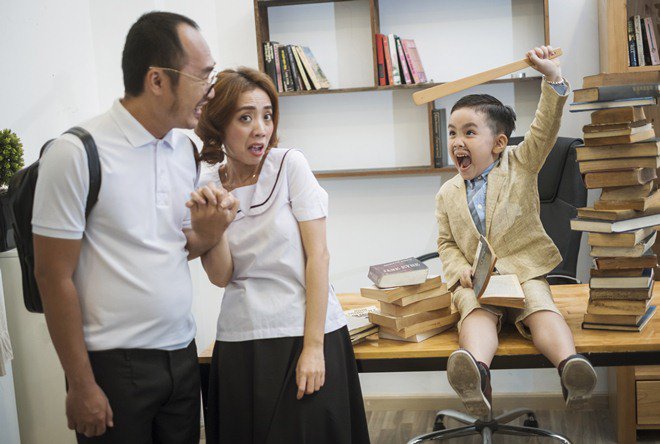 Quý tử điển trai nhà Thu Trang - Tiến Luật cực đáng yêu làm amp;#39;thầy giáo nhíamp;#39; bên bố mẹ - 6