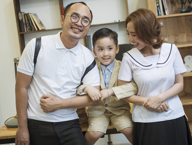 Quý tử điển trai nhà Thu Trang - Tiến Luật cực đáng yêu làm amp;#39;thầy giáo nhíamp;#39; bên bố mẹ - 13