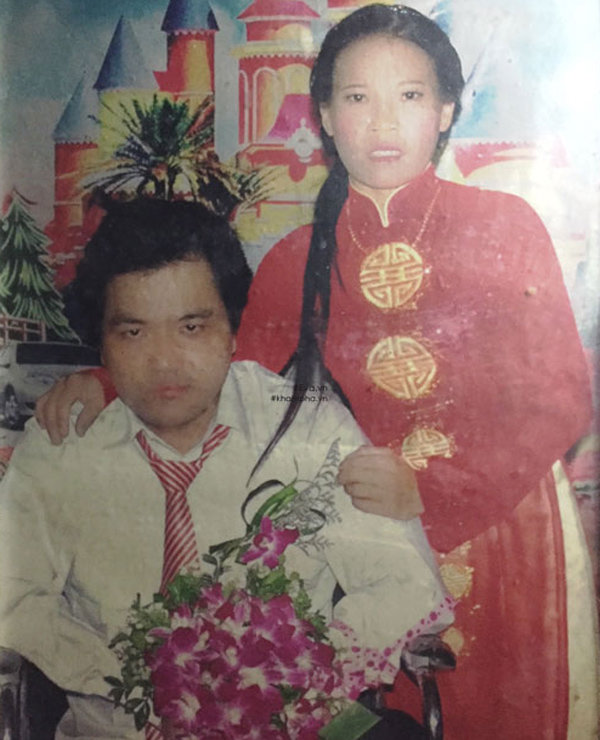 Thầy giáo viết chữ bằng miệng: amp;#34;Giờ đây con trai là đôi chân, đôi tay của tôiamp;#34; - 3