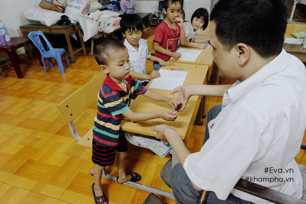 Thầy giáo viết chữ bằng miệng: amp;#34;Giờ đây con trai là đôi chân, đôi tay của tôiamp;#34; - 6