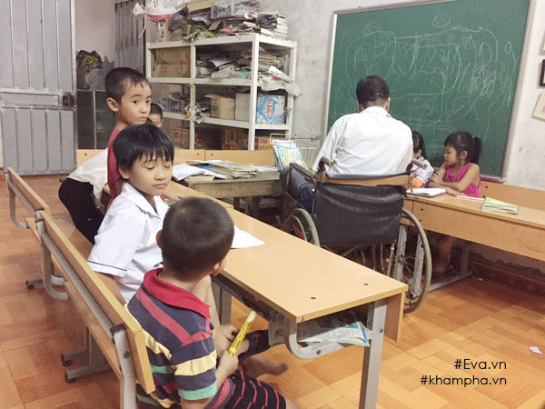 Thầy giáo viết chữ bằng miệng: amp;#34;Giờ đây con trai là đôi chân, đôi tay của tôiamp;#34; - 8