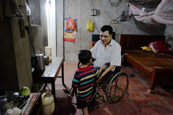 Thầy giáo viết chữ bằng miệng: amp;#34;Giờ đây con trai là đôi chân, đôi tay của tôiamp;#34; - 7