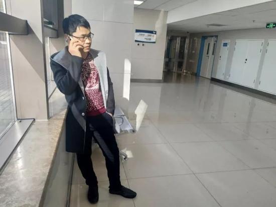 Vợ cần ghép tủy để sống, chồng quỳ gối xin nhà vợ nhưng bị từ chối vì “hại sức khỏe” - 4