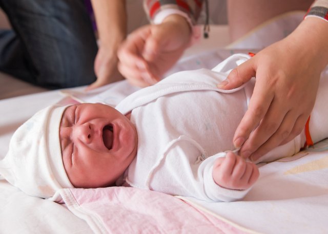 Mẹo chữa vặn mình ở trẻ sơ sinh giúp bé không ngọ nguậy, ngủ ngon giấc - 1