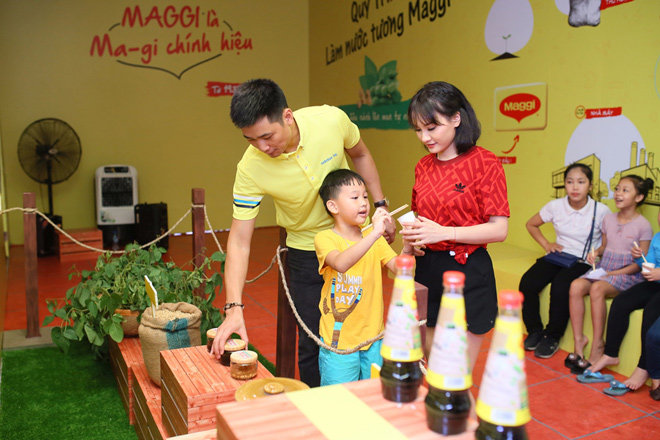 Gia đình Hồng Đăng và Bảo Thanh thưởng thức món ngon trong amp;#34;Bữa cơm nhà miền Bắc xưa và nayamp;#34; - 12