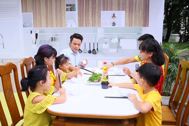 Gia đình Hồng Đăng và Bảo Thanh thưởng thức món ngon trong amp;#34;Bữa cơm nhà miền Bắc xưa và nayamp;#34; - 7