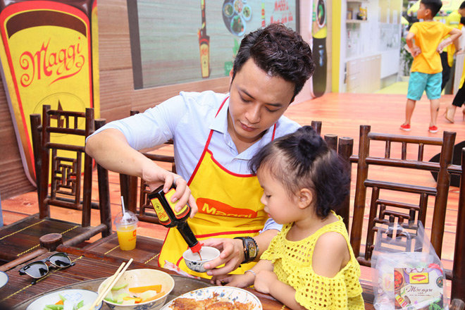 Gia đình Hồng Đăng và Bảo Thanh thưởng thức món ngon trong amp;#34;Bữa cơm nhà miền Bắc xưa và nayamp;#34; - 8