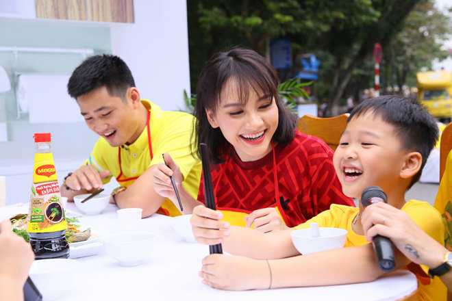 Gia đình Hồng Đăng và Bảo Thanh thưởng thức món ngon trong amp;#34;Bữa cơm nhà miền Bắc xưa và nayamp;#34; - 9