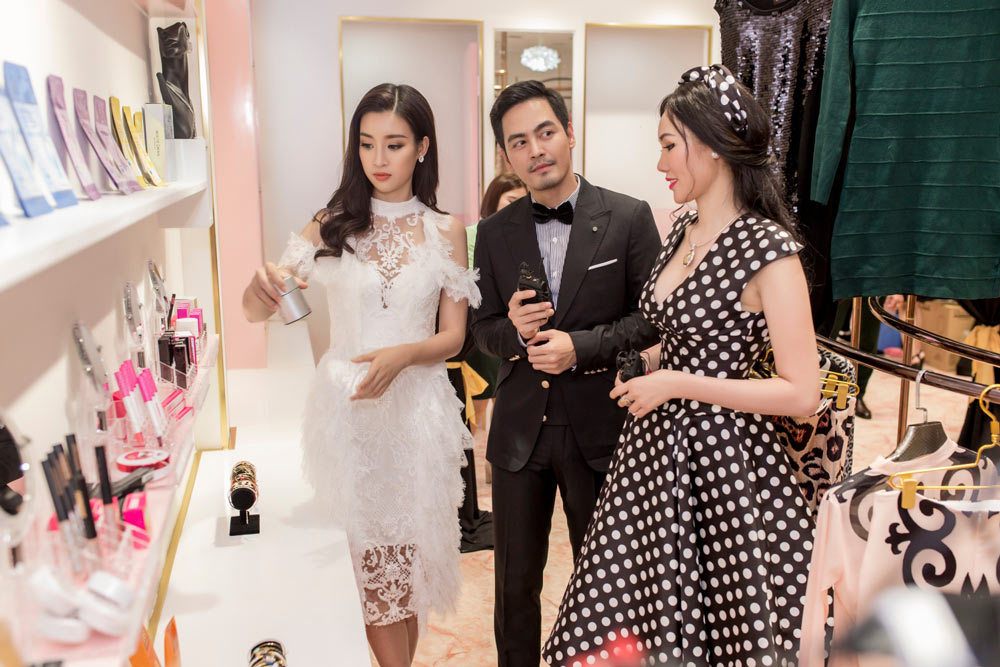 Hoa hậu Đỗ Mỹ Linh khoe vóc dáng siêu chuẩn bên MC Phan Anh - 6