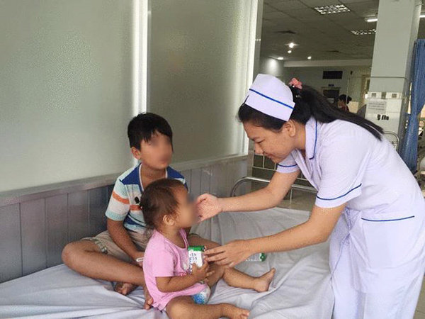 Đưa 2 con đi khám rồi đẻ rơi bé thứ ba, người mẹ bỏ trốn bất ngờ quay lại viện - 2