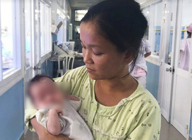 Đưa 2 con đi khám rồi đẻ rơi bé thứ ba, người mẹ bỏ trốn bất ngờ quay lại viện - 1