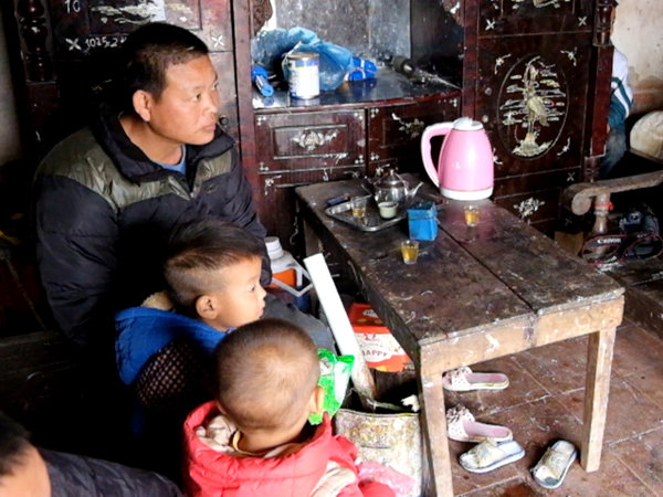 Vợ mất khi đang mang thai, ông bố Hưng Yên “gà trốngamp;#34; gồng mình nuôi 8 con thơ - 1