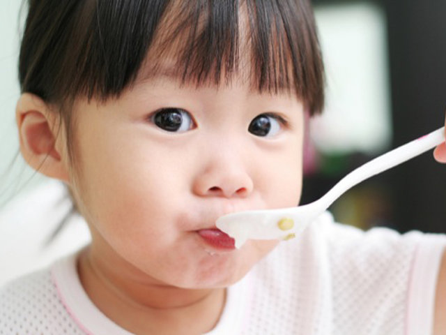 Chuyên gia mách mẹ cách chọn và cho trẻ dùng sữa chua chuẩn xác nhất