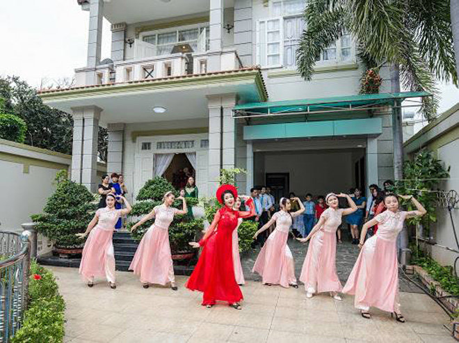 Cô dâu cùng dàn bê tráp nổi rần rần sau một đêm nhờ clip nhảy amp;#34;Cô Ba Sài Gònamp;#34; - 3